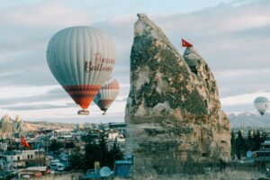 Read more about the article Cappadocia’s Magical Landscapes: Hot Air Balloon Rides, Fairy Chimneys, and Cave Hotels